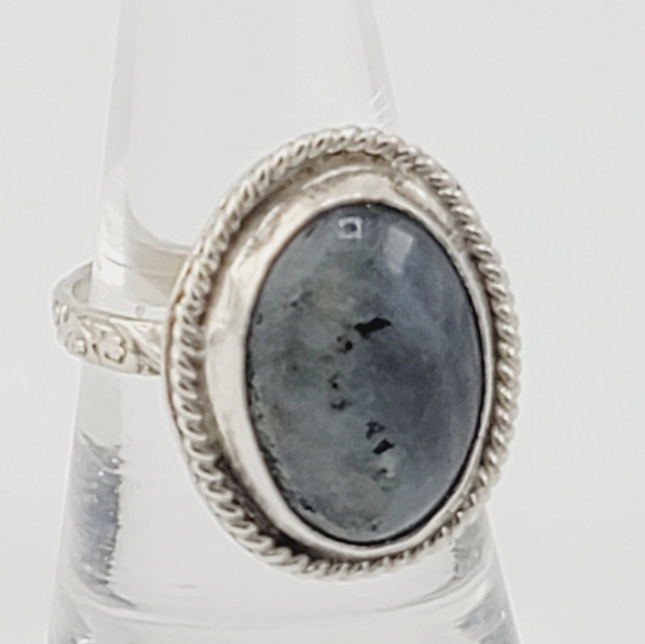 LABRADORITE ROUND RING WITH EMBOSSED RING BAND HANDMADE IN STERLING SILVER 8.5 - Picture 2 of 6